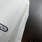 weigou_186688_5_2511d0f12b P75 dio~cd迪奥 1947刺绣徽章 《区别通货面料》双纱纯棉紧密纱线短袖T恤, 上身十分舒适,男女同款半袖,落肩宽松版型 颜色: 黑色 白色 咖啡色 尺码:S(90-130斤) M(125-150斤) L(135-165斤) XL(160-190斤) XXL(185-220斤)