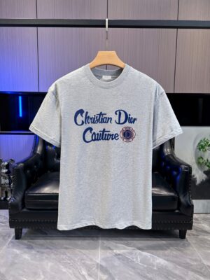 P65 DIOR迪奥2026春夏经典印花圆领短袖T恤采用280克双纱精棉，衣服偏厚使整体高透气和柔软性，高版本，三标齐全！男女同款 颜色：白色 黑色 灰色 杏色 -尺码：S M L Xl