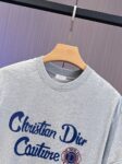 P65 DIOR迪奥2026春夏经典印花圆领短袖T恤采用280克双纱精棉，衣服偏厚使整体高透气和柔软性，高版本，三标齐全！男女同款 颜色：白色 黑色 灰色 杏色 -尺码：S M L Xl