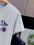 P65 DIOR迪奥2026春夏经典印花圆领短袖T恤采用280克双纱精棉，衣服偏厚使整体高透气和柔软性，高版本，三标齐全！男女同款 颜色：白色 黑色 灰色 杏色 -尺码：S M L Xl