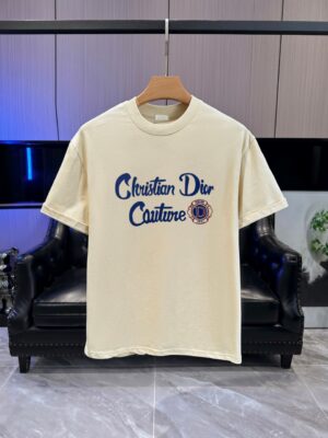 P65 DIOR迪奥2026春夏经典印花圆领短袖T恤采用280克双纱精棉，衣服偏厚使整体高透气和柔软性，高版本，三标齐全！男女同款 颜色：白色 黑色 灰色 杏色 -尺码：S M L Xl