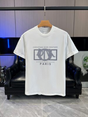 P65 DIOR迪奥2026春夏经典印花圆领短袖T恤采用280克双纱精棉，衣服偏厚使整体高透气和柔软性，高版本，三标齐全！男女同款 颜色：白色 黑色 灰色 杏色 -尺码：S M L Xl