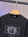 P65 DIOR迪奥2026春夏经典印花圆领短袖T恤采用280克双纱精棉，衣服偏厚使整体高透气和柔软性，高版本，三标齐全！男女同款 颜色：白色 黑色 灰色 杏色 -尺码：S M L Xl