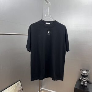 P75 dio～ 迪奥cd蜜蜂刺绣 《区别通货面料》双纱纯棉，紧密纱线，短袖tee 上身十分舒适，男女同款半袖，落肩宽松版型 颜色: 黑色 白色 咖啡色 尺码：S（90-130斤） M（125-150斤） L（135-165斤） XL（160-190斤） XXL（185-220斤）