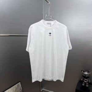 P75 dio～ 迪奥cd蜜蜂刺绣 《区别通货面料》双纱纯棉，紧密纱线，短袖tee 上身十分舒适，男女同款半袖，落肩宽松版型 颜色: 黑色 白色 咖啡色 尺码：S（90-130斤） M（125-150斤） L（135-165斤） XL（160-190斤） XXL（185-220斤）