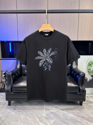 P65 DIOR迪奥2026春夏经典印花圆领短袖T恤采用280克双纱精棉，衣服偏厚使整体高透气和柔软性，高版本，三标齐全！男女同款 颜色：白色 黑色 灰色 杏色 -尺码：S M L Xl