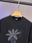 P65 DIOR迪奥2026春夏经典印花圆领短袖T恤采用280克双纱精棉，衣服偏厚使整体高透气和柔软性，高版本，三标齐全！男女同款 颜色：白色 黑色 灰色 杏色 -尺码：S M L Xl