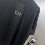 P75 dio～迪奥cd胸前刺绣 《区别通货面料》双纱纯棉 短袖tee 上身十分舒适，男女同款半袖，落肩宽松版型 颜色: 黑色 白色 咖啡色 尺码：S（90-130斤） M（125-150斤） L（135-165斤） XL（160-190斤） XXL（185-220斤）