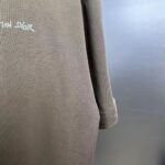 weigou_186996_3_665d4c17a6 P75 dio~ cd迪奥胸前签名小字母刺绣 《区别通货面料》7a抗菌短袖tee 上身十分舒适,男女同款半袖,落肩宽松版型 颜色: 黑色 白色 咖啡色 尺码:S(90-130斤) M(125-150斤) L(135-165斤) XL(160-190斤) XXL(185-220斤)