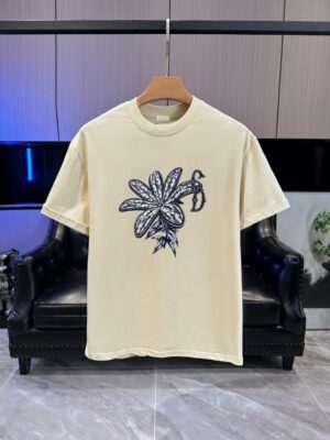 P65 DIOR迪奥2026春夏经典印花圆领短袖T恤采用280克双纱精棉，衣服偏厚使整体高透气和柔软性，高版本，三标齐全！男女同款 颜色：白色 黑色 灰色 杏色 -尺码：S M L Xl