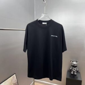 P75 dio～ cd迪奥胸前签名小字母刺绣 《区别通货面料》7a抗菌短袖tee 上身十分舒适，男女同款半袖，落肩宽松版型 颜色: 黑色 白色 咖啡色 尺码：S（90-130斤） M（125-150斤） L（135-165斤） XL（160-190斤） XXL（185-220斤）