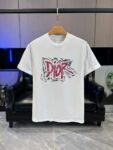 P65 DIOR迪奥2026春夏经典印花圆领短袖T恤采用280克双纱精棉，衣服偏厚使整体高透气和柔软性，高版本，三标齐全！男女同款 颜色：白色 黑色 灰色 杏色 -尺码：S M L Xl