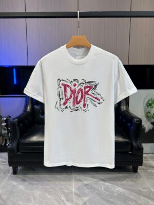 P65 DIOR迪奥2026春夏经典印花圆领短袖T恤采用280克双纱精棉，衣服偏厚使整体高透气和柔软性，高版本，三标齐全！男女同款 颜色：白色 黑色 灰色 杏色 -尺码：S M L Xl