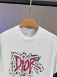 P65 DIOR迪奥2026春夏经典印花圆领短袖T恤采用280克双纱精棉，衣服偏厚使整体高透气和柔软性，高版本，三标齐全！男女同款 颜色：白色 黑色 灰色 杏色 -尺码：S M L Xl