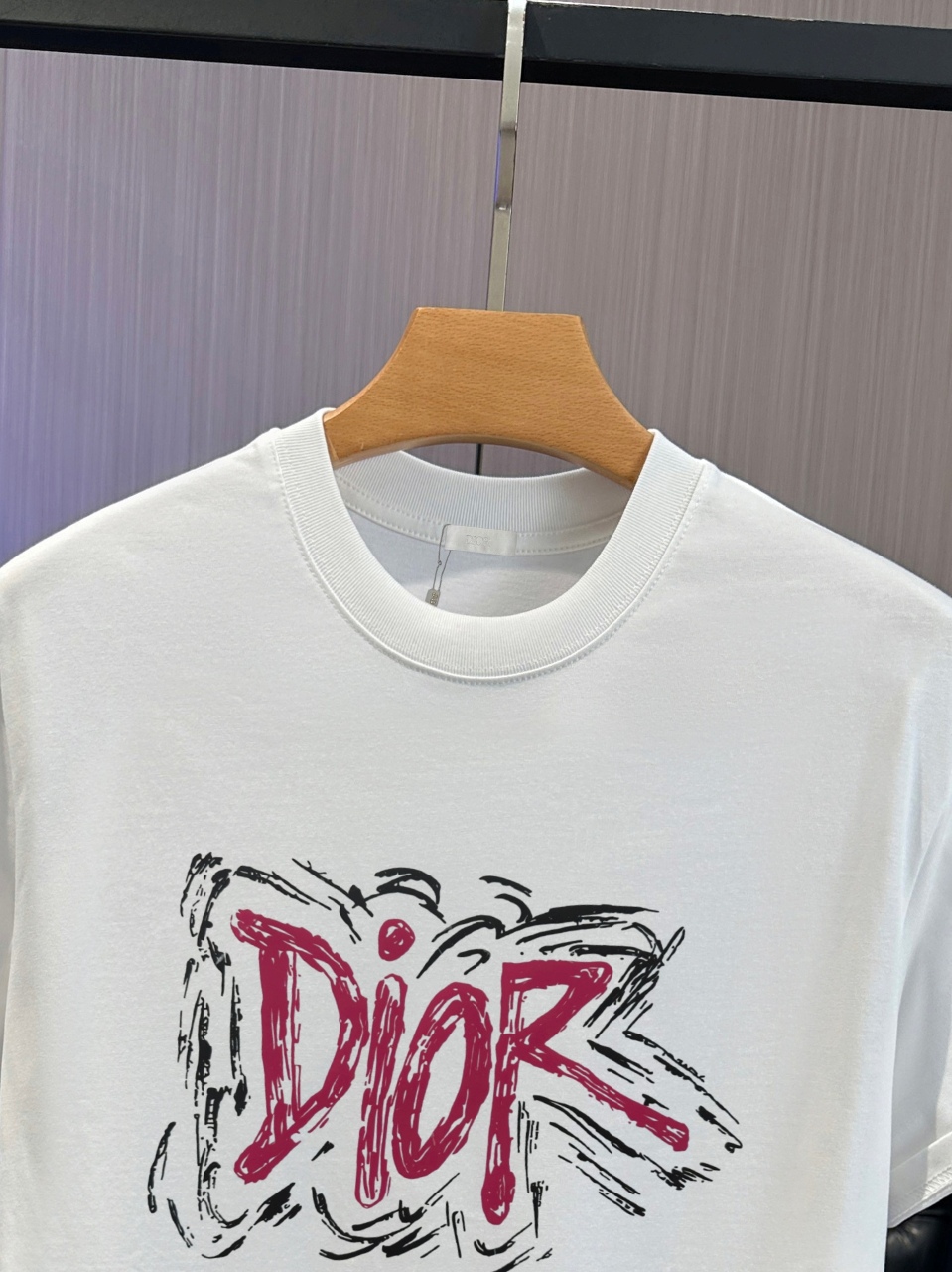 P65 DIOR迪奥2026春夏经典印花圆领短袖T恤采用280克双纱精棉，衣服偏厚使整体高透气和柔软性，高版本，三标齐全！男女同款 颜色：白色 黑色 灰色 杏色 -尺码：S M L Xl