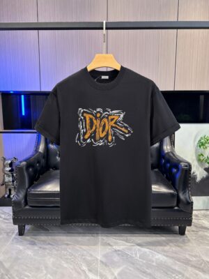 P65 DIOR迪奥2026春夏经典印花圆领短袖T恤采用280克双纱精棉，衣服偏厚使整体高透气和柔软性，高版本，三标齐全！男女同款 颜色：白色 黑色 灰色 杏色 -尺码：S M L Xl