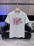 P65 DIOR迪奥2026春夏经典印花圆领短袖T恤采用280克双纱精棉，衣服偏厚使整体高透气和柔软性，高版本，三标齐全！男女同款 颜色：白色 黑色 灰色 杏色 -尺码：S M L Xl