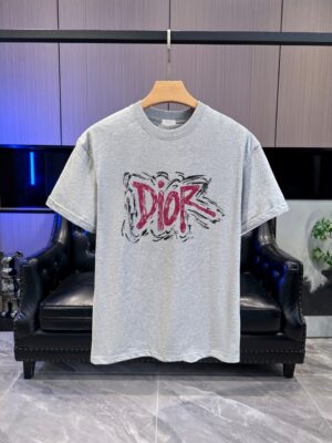 P65 DIOR迪奥2026春夏经典印花圆领短袖T恤采用280克双纱精棉，衣服偏厚使整体高透气和柔软性，高版本，三标齐全！男女同款 颜色：白色 黑色 灰色 杏色 -尺码：S M L Xl