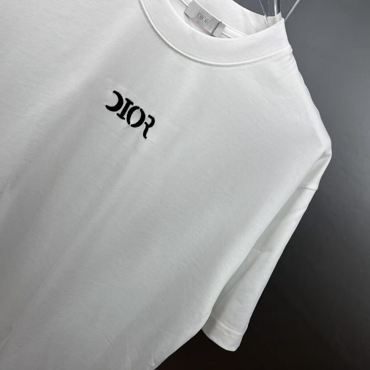 P75 Dio～胸前字母刺绣 《区别通货面料》 7a抗菌短袖tee 上身十分舒适，男女同款半袖，落肩宽松版型 颜色: 黑色 白色 咖啡色 尺码：S（90-130斤） M（125-150斤） L（135-165斤） XL（160-190斤） XXL（185-220斤）