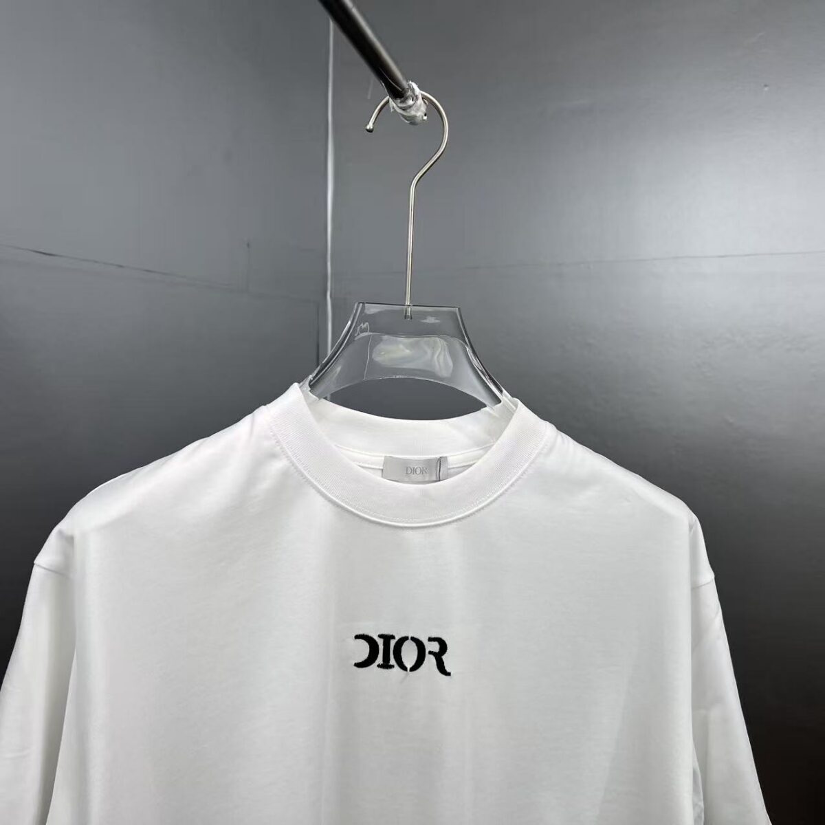 P75 Dio～胸前字母刺绣 《区别通货面料》 7a抗菌短袖tee 上身十分舒适，男女同款半袖，落肩宽松版型 颜色: 黑色 白色 咖啡色 尺码：S（90-130斤） M（125-150斤） L（135-165斤） XL（160-190斤） XXL（185-220斤）