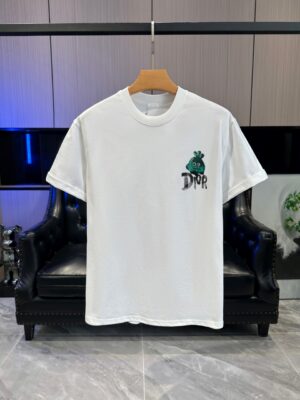 P65 DIOR迪奥2026春夏经典印花圆领短袖T恤采用280克双纱精棉，衣服偏厚使整体高透气和柔软性，高版本，三标齐全！男女同款 颜色：白色 黑色 灰色 杏色 -尺码：S M L Xl
