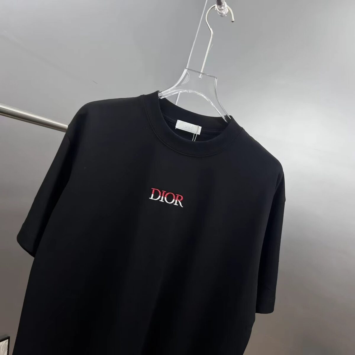 P75 dio～ 迪奥胸前双色字母刺绣 《区别通货面料》7a抗菌短袖tee 上身十分舒适，男女同款半袖，落肩宽松版型 颜色: 黑色 白色 咖啡色 尺码：S（90-130斤） M（125-150斤） L（135-165斤） XL（160-190斤） XXL（185-220斤）