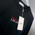 P75 dio～ 迪奥胸前双色字母刺绣 《区别通货面料》7a抗菌短袖tee 上身十分舒适，男女同款半袖，落肩宽松版型 颜色: 黑色 白色 咖啡色 尺码：S（90-130斤） M（125-150斤） L（135-165斤） XL（160-190斤） XXL（185-220斤）