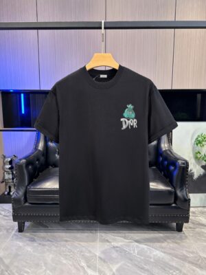 P65 DIOR迪奥2026春夏经典印花圆领短袖T恤采用280克双纱精棉，衣服偏厚使整体高透气和柔软性，高版本，三标齐全！男女同款 颜色：白色 黑色 灰色 杏色 -尺码：S M L Xl