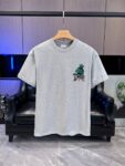P65 DIOR迪奥2026春夏经典印花圆领短袖T恤采用280克双纱精棉，衣服偏厚使整体高透气和柔软性，高版本，三标齐全！男女同款 颜色：白色 黑色 灰色 杏色 -尺码：S M L Xl