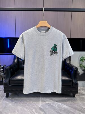 P65 DIOR迪奥2026春夏经典印花圆领短袖T恤采用280克双纱精棉，衣服偏厚使整体高透气和柔软性，高版本，三标齐全！男女同款 颜色：白色 黑色 灰色 杏色 -尺码：S M L Xl