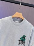 P65 DIOR迪奥2026春夏经典印花圆领短袖T恤采用280克双纱精棉，衣服偏厚使整体高透气和柔软性，高版本，三标齐全！男女同款 颜色：白色 黑色 灰色 杏色 -尺码：S M L Xl