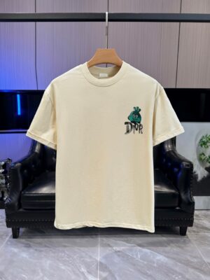 P65 DIOR迪奥2026春夏经典印花圆领短袖T恤采用280克双纱精棉，衣服偏厚使整体高透气和柔软性，高版本，三标齐全！男女同款 颜色：白色 黑色 灰色 杏色 -尺码：S M L Xl