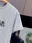 P65 DIOR迪奥2026春夏经典印花圆领短袖T恤采用280克双纱精棉，衣服偏厚使整体高透气和柔软性，高版本，三标齐全！男女同款 颜色：白色 黑色 灰色 杏色 -尺码：S M L Xl