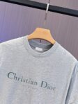 P65 DIOR迪奥2026春夏经典印花圆领短袖T恤采用280克双纱精棉，衣服偏厚使整体高透气和柔软性，高版本，三标齐全！男女同款 颜色：白色 黑色 灰色 杏色 -尺码：S M L Xl