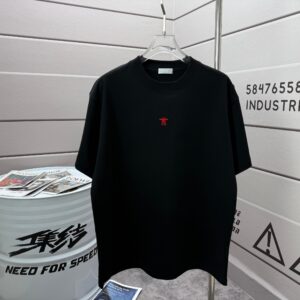P75 Dio* 克里斯蒂迪奥 2026春夏新款 经典字母简约刺绣工艺 简约大方 定制双纱平纹纯棉面料 短袖T恤 男女同款 颜色：黑色 白色 紫色 绿色 尺码： S （90-130斤） M （120-150斤） L （140-165斤） XL （160-180斤） XXL （180-210斤）