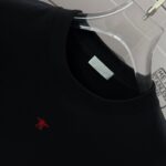 P75 Dio* 克里斯蒂迪奥 2026春夏新款 经典字母简约刺绣工艺 简约大方 定制双纱平纹纯棉面料 短袖T恤 男女同款 颜色：黑色 白色 紫色 绿色 尺码： S （90-130斤） M （120-150斤） L （140-165斤） XL （160-180斤） XXL （180-210斤）