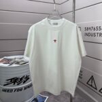P75 Dio* 克里斯蒂迪奥 2026春夏新款 经典字母简约刺绣工艺 简约大方 定制双纱平纹纯棉面料 短袖T恤 男女同款 颜色：黑色 白色 紫色 绿色 尺码： S （90-130斤） M （120-150斤） L （140-165斤） XL （160-180斤） XXL （180-210斤）