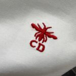 P75 Dio* 克里斯蒂迪奥 2026春夏新款 经典字母简约刺绣工艺 简约大方 定制双纱平纹纯棉面料 短袖T恤 男女同款 颜色：黑色 白色 紫色 绿色 尺码： S （90-130斤） M （120-150斤） L （140-165斤） XL （160-180斤） XXL （180-210斤）