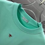 P75 Dio* 克里斯蒂迪奥 2026春夏新款 经典字母简约刺绣工艺 简约大方 定制双纱平纹纯棉面料 短袖T恤 男女同款 颜色：黑色 白色 紫色 绿色 尺码： S （90-130斤） M （120-150斤） L （140-165斤） XL （160-180斤） XXL （180-210斤）
