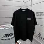 P75 Dio* 克里斯蒂迪奥 2026春夏新款 经典字母简约刺绣工艺 简约大方 定制双纱平纹纯棉面料 短袖T恤 男女同款 颜色：黑色 白色 紫色 绿色 尺码： S （90-130斤） M （120-150斤） L （140-165斤） XL （160-180斤） XXL （180-210斤）
