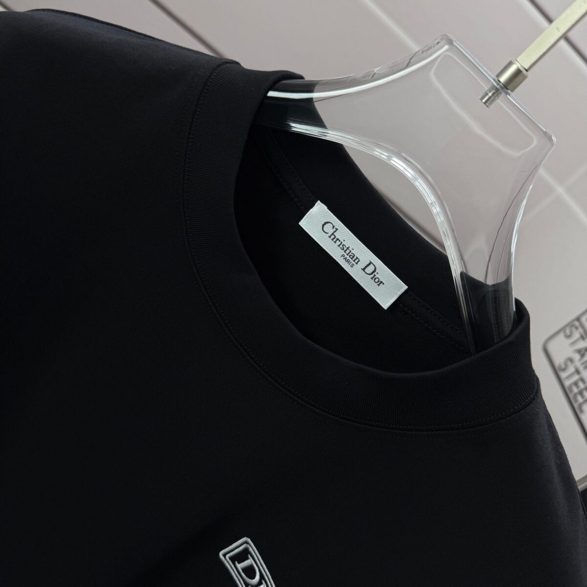 P75 Dio* 克里斯蒂迪奥 2026春夏新款 经典字母简约刺绣工艺 简约大方 定制双纱平纹纯棉面料 短袖T恤 男女同款 颜色：黑色 白色 紫色 绿色 尺码： S （90-130斤） M （120-150斤） L （140-165斤） XL （160-180斤） XXL （180-210斤）