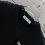 P75 Dio* 克里斯蒂迪奥 2026春夏新款 经典字母简约刺绣工艺 简约大方 定制双纱平纹纯棉面料 短袖T恤 男女同款 颜色：黑色 白色 紫色 绿色 尺码： S （90-130斤） M （120-150斤） L （140-165斤） XL （160-180斤） XXL （180-210斤）