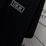P75 Dio* 克里斯蒂迪奥 2026春夏新款 经典字母简约刺绣工艺 简约大方 定制双纱平纹纯棉面料 短袖T恤 男女同款 颜色：黑色 白色 紫色 绿色 尺码： S （90-130斤） M （120-150斤） L （140-165斤） XL （160-180斤） XXL （180-210斤）