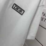 P75 Dio* 克里斯蒂迪奥 2026春夏新款 经典字母简约刺绣工艺 简约大方 定制双纱平纹纯棉面料 短袖T恤 男女同款 颜色：黑色 白色 紫色 绿色 尺码： S （90-130斤） M （120-150斤） L （140-165斤） XL （160-180斤） XXL （180-210斤）