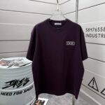 P75 Dio* 克里斯蒂迪奥 2026春夏新款 经典字母简约刺绣工艺 简约大方 定制双纱平纹纯棉面料 短袖T恤 男女同款 颜色：黑色 白色 紫色 绿色 尺码： S （90-130斤） M （120-150斤） L （140-165斤） XL （160-180斤） XXL （180-210斤）
