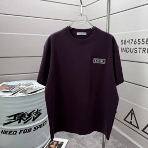 P75 Dio* 克里斯蒂迪奥 2026春夏新款 经典字母简约刺绣工艺 简约大方 定制双纱平纹纯棉面料 短袖T恤 男女同款 颜色：黑色 白色 紫色 绿色 尺码： S （90-130斤） M （120-150斤） L （140-165斤） XL （160-180斤） XXL （180-210斤）