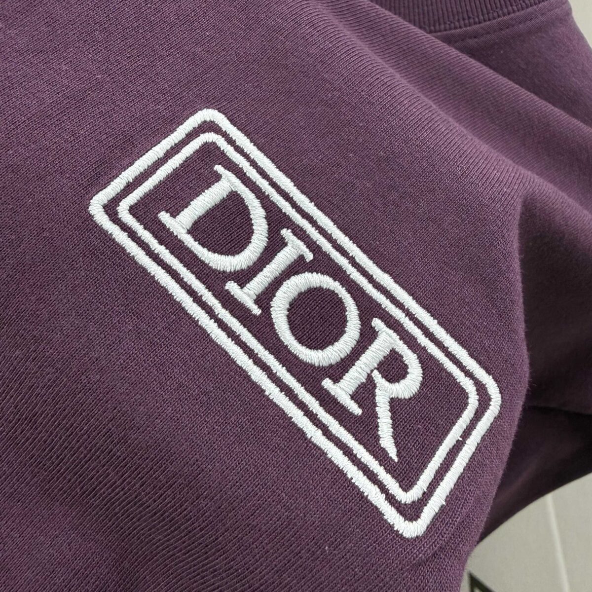 P75 Dio* 克里斯蒂迪奥 2026春夏新款 经典字母简约刺绣工艺 简约大方 定制双纱平纹纯棉面料 短袖T恤 男女同款 颜色：黑色 白色 紫色 绿色 尺码： S （90-130斤） M （120-150斤） L （140-165斤） XL （160-180斤） XXL （180-210斤）