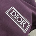 P75 Dio* 克里斯蒂迪奥 2026春夏新款 经典字母简约刺绣工艺 简约大方 定制双纱平纹纯棉面料 短袖T恤 男女同款 颜色：黑色 白色 紫色 绿色 尺码： S （90-130斤） M （120-150斤） L （140-165斤） XL （160-180斤） XXL （180-210斤）