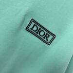 P75 Dio* 克里斯蒂迪奥 2026春夏新款 经典字母简约刺绣工艺 简约大方 定制双纱平纹纯棉面料 短袖T恤 男女同款 颜色：黑色 白色 紫色 绿色 尺码： S （90-130斤） M （120-150斤） L （140-165斤） XL （160-180斤） XXL （180-210斤）