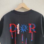 P75 款号TM1068 Dior 迪奥红标涂鸦太阳刺绣圆领短袖 面料：280克32支双纱纯棉面料 工艺：重工精梳棉 螺纹同缸同色 整体不会有色差 当下热度爆款 男女情侣款 定制原版一致辅料 三标齐全 os宽松版型 最大可穿到200斤左右 颜色：黑色 白色 尺码：S M L XL